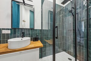City Apartment, 1 Queen Bed with Sofa bed, Non Smoking, City View | Bathroom - Chic 1BR by Hotel de Ville & The Louvre (Paris)