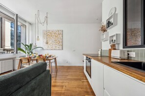 City Apartment, 1 Queen Bed with Sofa bed, Non Smoking, City View | Private kitchen - Chic 1BR by Hotel de Ville & The Louvre (Paris)