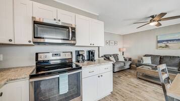 Réfrigérateur, micro-ondes, four, plaque de cuisson