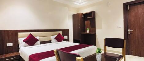 Deluxe Room | Desk, free WiFi