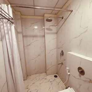 Deluxe-Zimmer | Badezimmer | Dusche, kostenlose Toilettenartikel, Handtücher, Seife