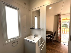 Interior - ZEcamping 3 étoiles piscine chauffée locatif TV clim 20m2 (Sully-sur-Loire)