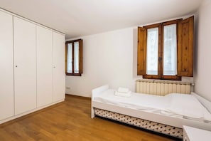 Classic Condo | Iron/ironing board, free WiFi - Old City Nest by MMega (Florence)