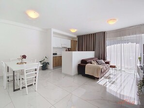 TV, offices - Valley View Pool Apartment in St Julians (San Ġiljan)