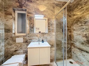 Doccia, asciugacapelli, asciugamani