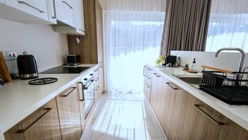 Fridge, oven, dishwasher, coffee/tea maker