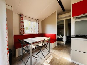 Dining - ZEcamping 3* animé piscine chauffée dog friendly locatif TV clim 25m2 (Sully-sur-Loire)