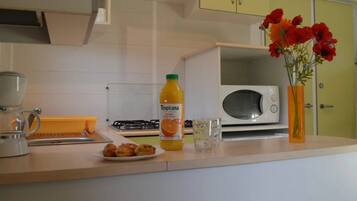 Réfrigérateur, micro-ondes, plaque de cuisson