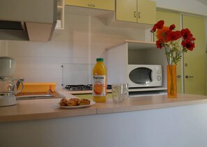 Fridge, microwave, stovetop - Camping 4 étoiles - Parc aquatique - ccbcbea (Argentat)