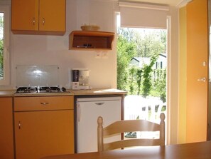 Fridge, stovetop - ZEcamping 4 étoiles parc aquatique et piscine chauffée mobil-home TV (Argentat)