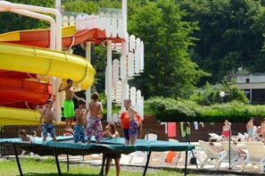 Children’s area - ZEcamping 4 étoiles parc aquatique et piscine chauffée mobil-home TV (Argentat)