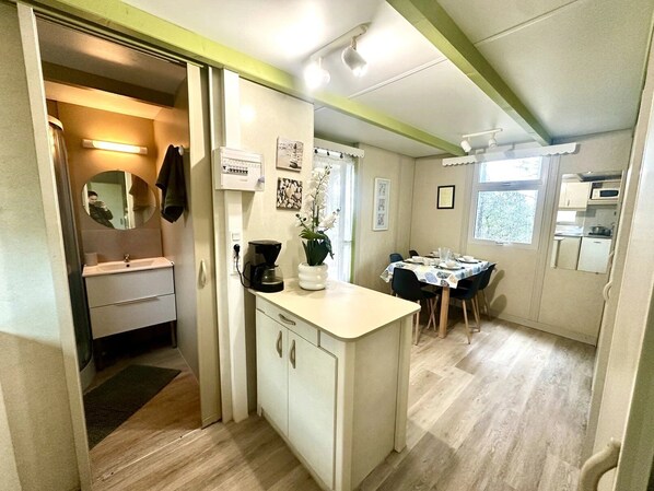 Fridge, microwave, stovetop - Chalet 3 étoiles - Parc aquatique - ccbcbfb (Sartène)