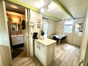 Kjøleskap, mikrobølgeovn og kokeplater