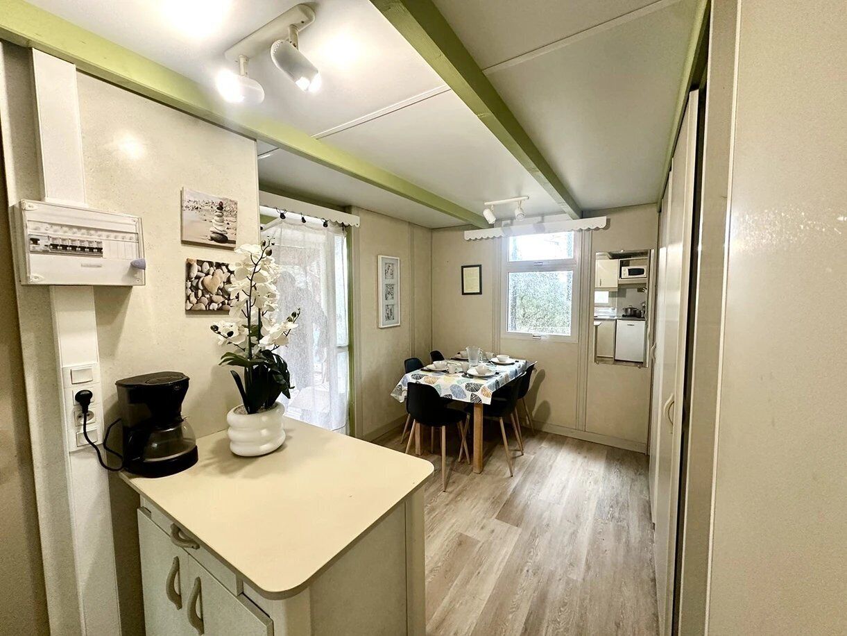 Refrigerador, microondas, placa de cocina