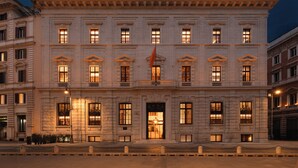 Ein großes, historisches Gebäude mit vielen Fenstern und einem zentralen Eingang.