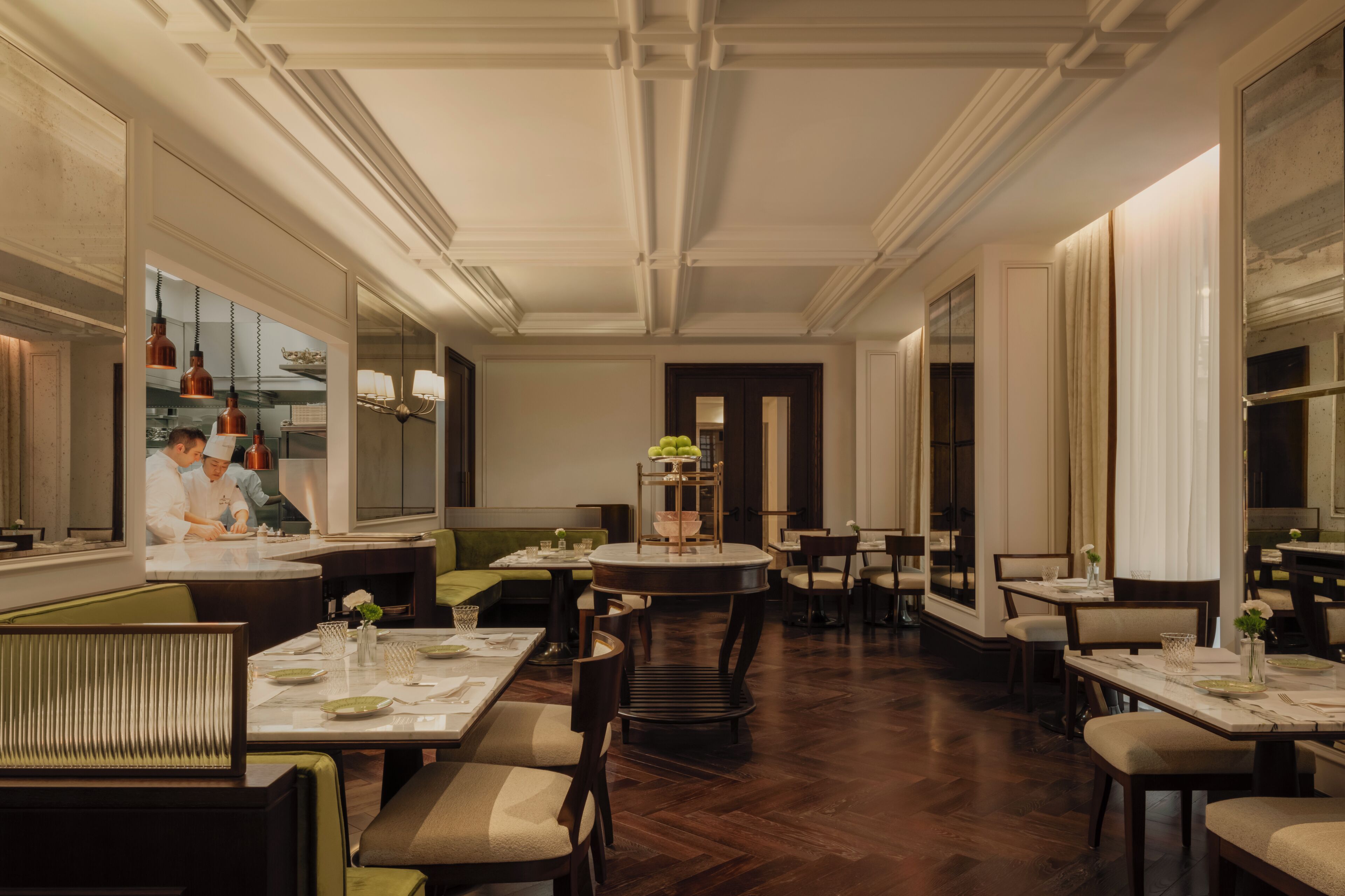 Un restaurante con un amplio comedor, varias mesas y sillas.