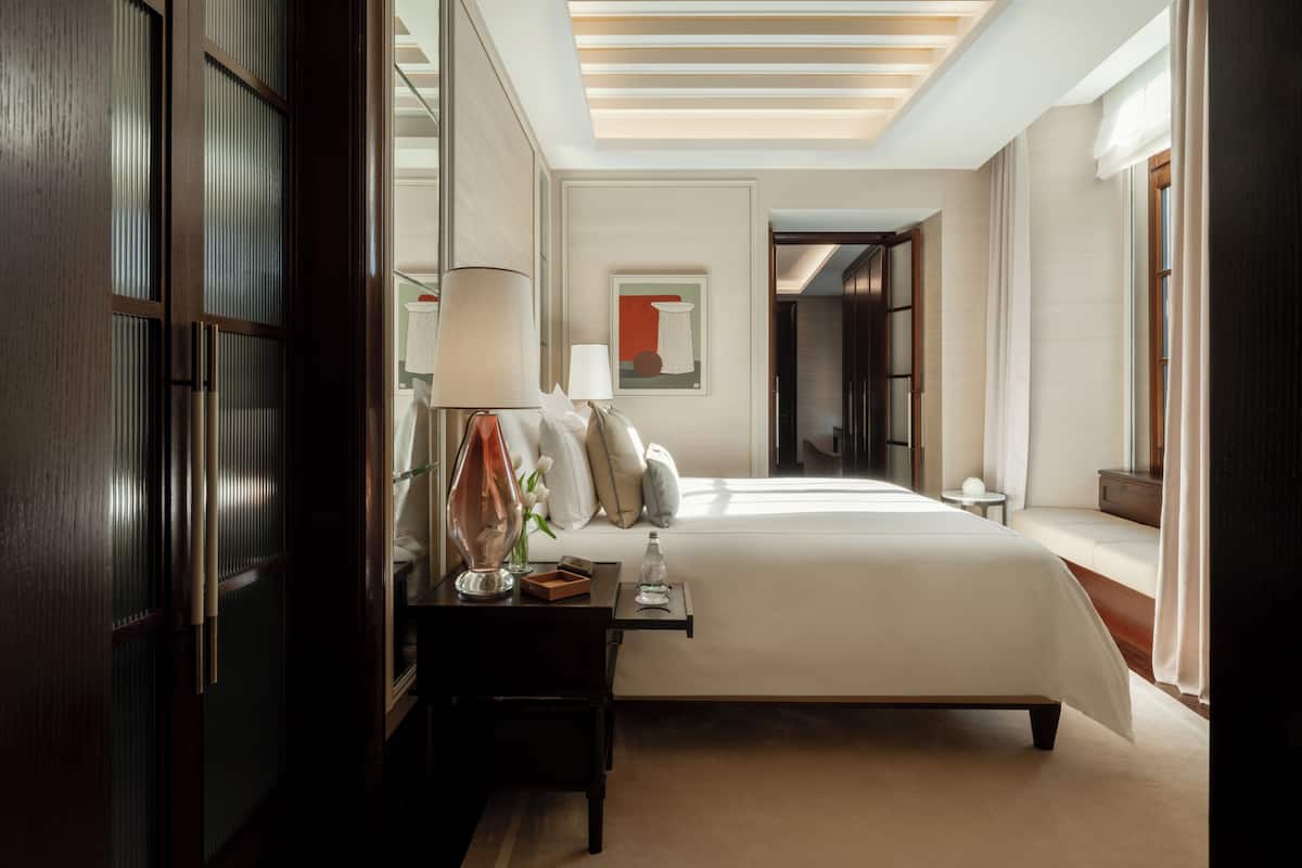 华丽套房, 1 张特大床 | 高档床上用品、迷你吧、客房内保险箱、熨斗/熨板