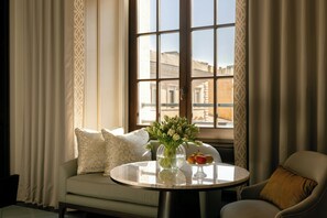 Suite Deluxe, 1 très grand lit | Literie de qualité, minibar, coffre-fort, fer et planche à repasser