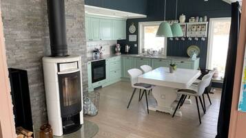 Cabin, 3 Bedrooms | Dining room