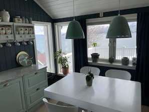 Cabin, 3 Bedrooms | Dining room
