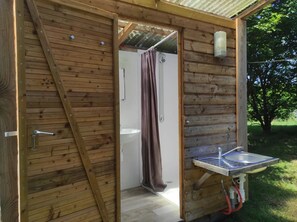 Bathroom - ZEcamping 3* chiens acceptés vue vallée environnement calme (Châtel-Montagne)