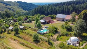 A rural property with multiple cabins, a swimming pool, and a large building with a red roof. - ZEcamping 3* piscine couverte dog friendly locatif BBQ clim 50m2 (Châtel-Montagne)