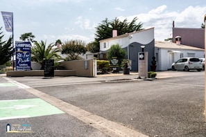 Property grounds - ZEcamping 4 étoiles familial piscine chauffée locatif 28m2 (Saint-Trojan-les-Bains)