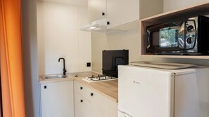 Een koelkast, een magnetron, een kookplaat