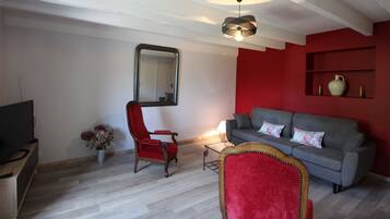 TV, DVD-spiller, bordtennis og bøker