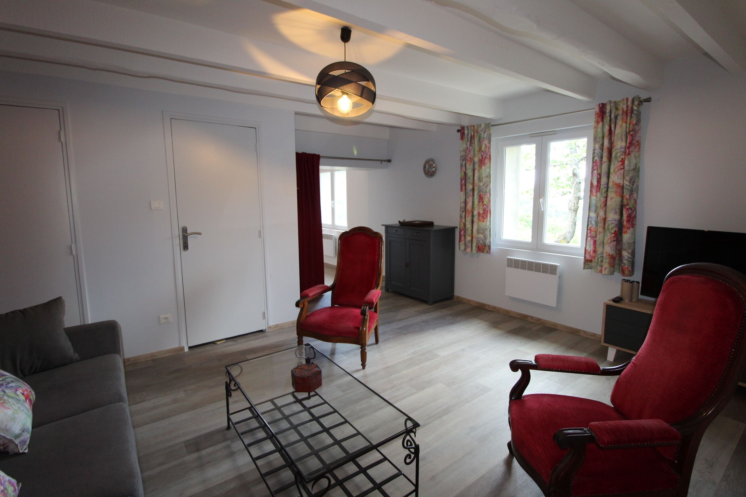 Tv, dvd-afspiller, bordtennisbord, bøger