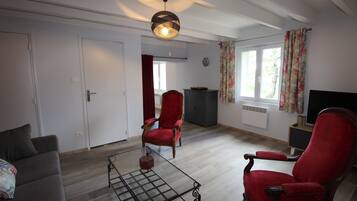 Tv, dvd-afspiller, bordtennisbord, bøger