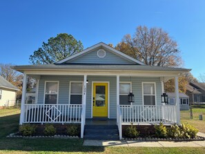 Exterior - Cozy Carolina Bungalow - Uptown CLT/Camp North End/Music Factory (Charlotte)