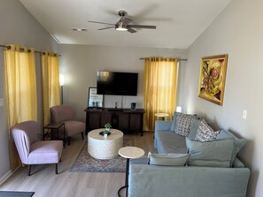 Smart TV - Cozy Carolina Bungalow - Uptown CLT/Camp North End/Music Factory (Charlotte)