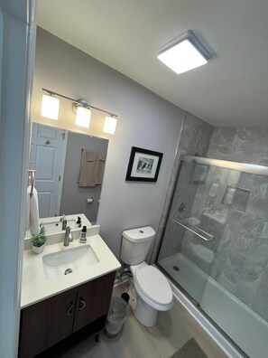 Shower, hair dryer, towels, toilet paper - Cozy Carolina Bungalow - Uptown CLT/Camp North End/Music Factory (Charlotte)