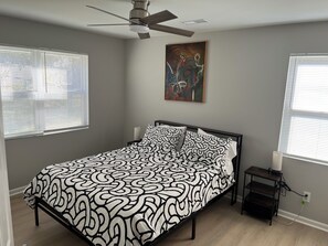 3 slaapkamers, een strijkplank/strijkijzer, wifi, beddengoed