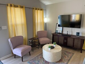 Interior - Cozy Carolina Bungalow - Uptown CLT/Camp North End/Music Factory (Charlotte)