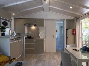 Fridge, microwave, stovetop - ZEcamping 4* locatif TV BBQ clim 44m2 (Agde)