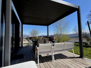 Outdoor dining - ZEcamping 3* pet friendly restaurant avec une vue panoramique (Gap)
