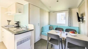 Fridge, microwave, stovetop - ZEcamping 4* - Parc Aqua - Plage à 1 km - Dog friendly - MH TV Plancha (Saint-Michel-Chef-Chef)