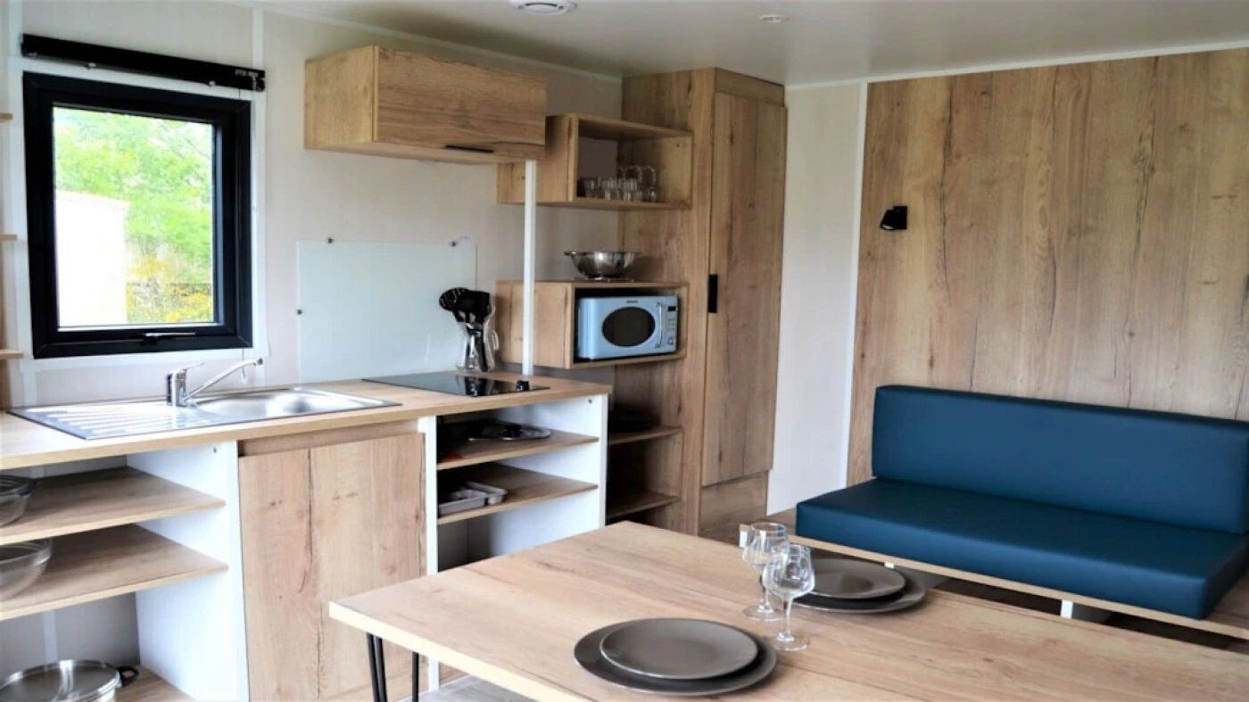 Réfrigérateur, micro-ondes, plaque de cuisson, grille-pain