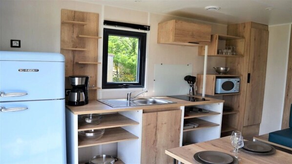 Réfrigérateur, micro-ondes, plaque de cuisson, grille-pain