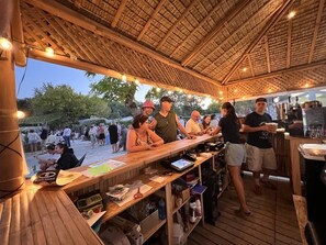 Bar (on property) - ZEcamping 4 étoiles parc aquatique club enfant animations dog friendly (Saint-Jean-de-Monts)