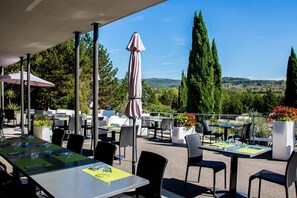 Outdoor dining - ZEcamping 4* Bord de Rivière - Parc Aqua - MH climatisé (Saint-Maurice-d'Ardèche)