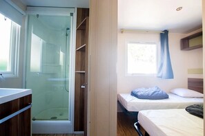 3 bedrooms, WiFi - ZEcamping 4* Bord de Rivière - Parc Aqua - MH climatisé (Saint-Maurice-d'Ardèche)
