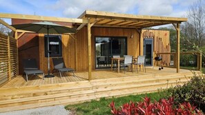 Outdoor dining - ZEcamping 4 étoiles piscine couverte locatif TV LV BBQ 40m2 (Caro)