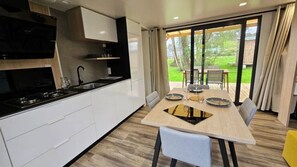 Fridge, microwave, stovetop, dishwasher - ZEcamping 4 étoiles piscine couverte locatif TV LV BBQ 40m2 (Caro)