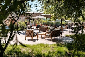 Outdoor dining - ZEcamping 4* piscine couverte locatif TV LV BBQ 40m2 (Caro)