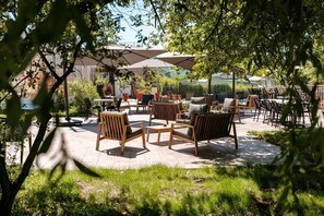 Outdoor dining - ZEcamping 4 étoiles familial piscine couverte locatif TV LV 53m2 (Caro)