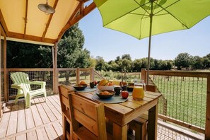Outdoor dining - ZEcamping 4 étoiles animé piscine couverte locatif TV 43m2 (Caro)