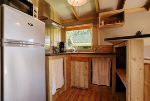 Fridge, microwave, stovetop, toaster - ZEcamping 4 étoiles animé piscine couverte locatif TV 43m2 (Caro)